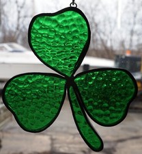 STAINED HAMMERED GREEN GLASS SHAMROCK WINDOW ART SUNCATCHER SAINT PATRICK'S DAY 