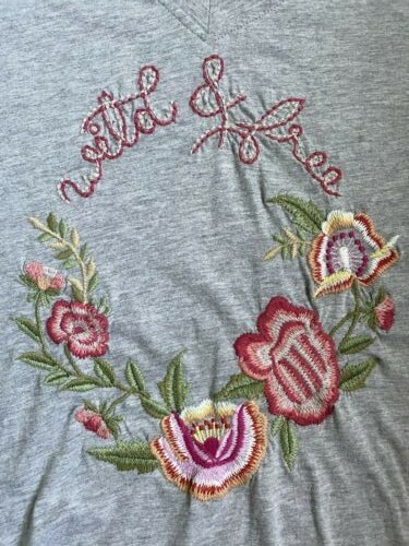 Caite Kyla Wild Free Boho Blumenstickerei V-Ausschnitt TShirt Small grau Damen neu mit Etikett - Bild 3 von 11