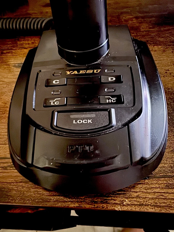 Micrófono de escritorio de doble elemento M-100 yardas nunca hablado. Foto 2 de 4