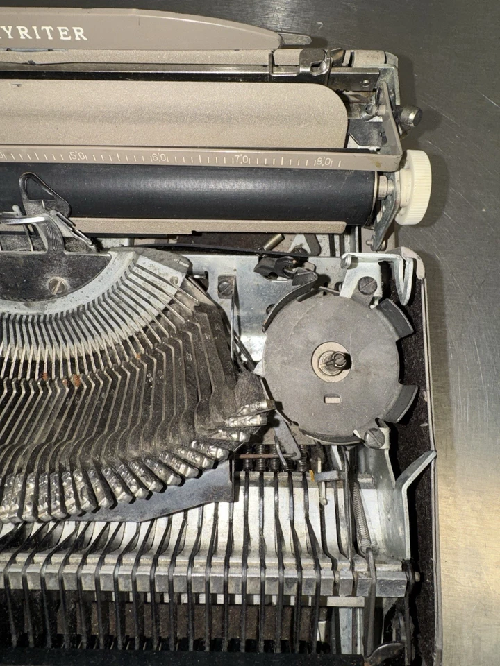 Máquina de escrever leve ultra portátil vintage "Smith-Corona Skyriter" - Imagem 4 de 4