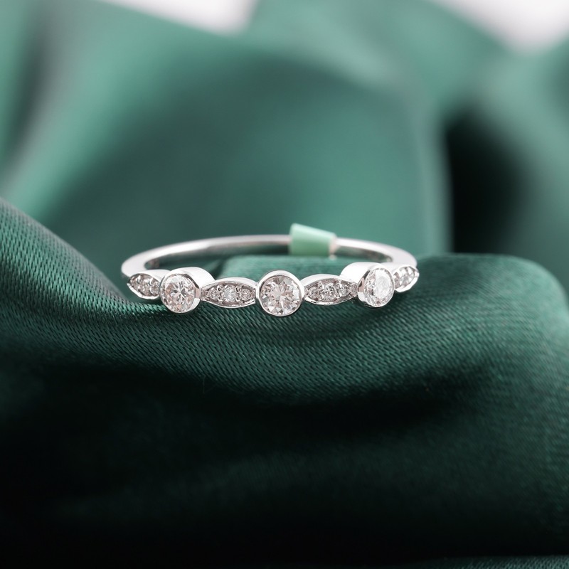 Spectrum Lab-Grown Diamond Band 9k White Gold Round Cut Stackable Ring Size 7