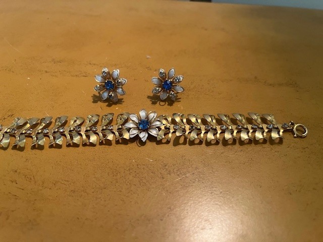 VINTAGE FLOWER BRACELET W/MATCHING SCREW EARRINGS, RHINESTONES