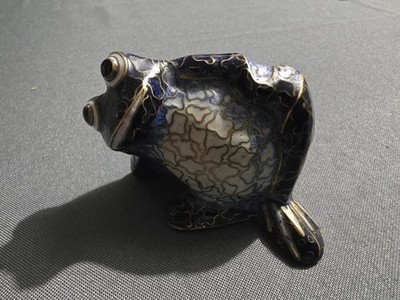 Chinesische Cloisonné Glücksfrosch Figur blau weiß Emaille auf Messing selten  