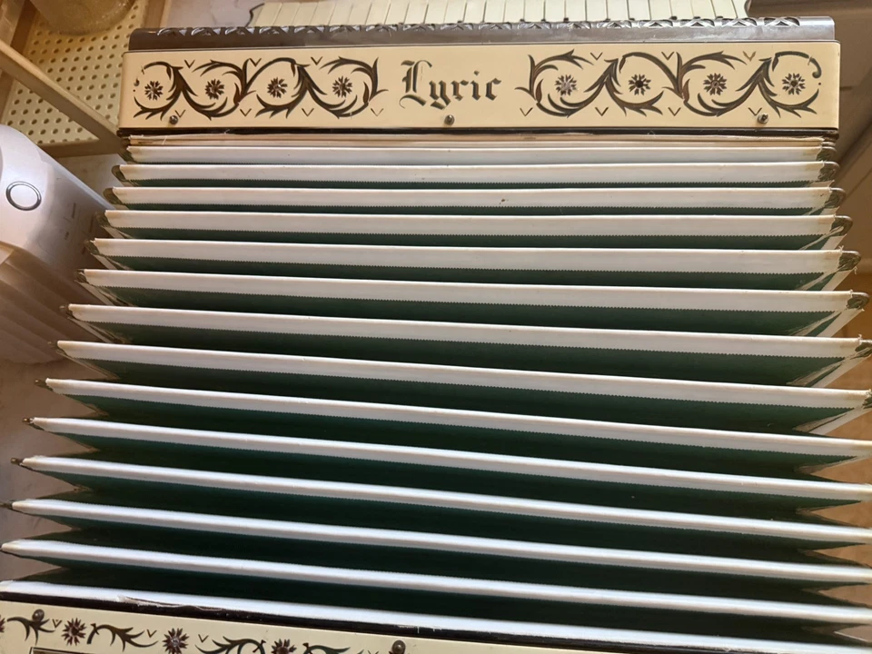 Teclado de piano lírico Wurlitzer vintage de los años 30 acordeón funciona Foto 3 de 4