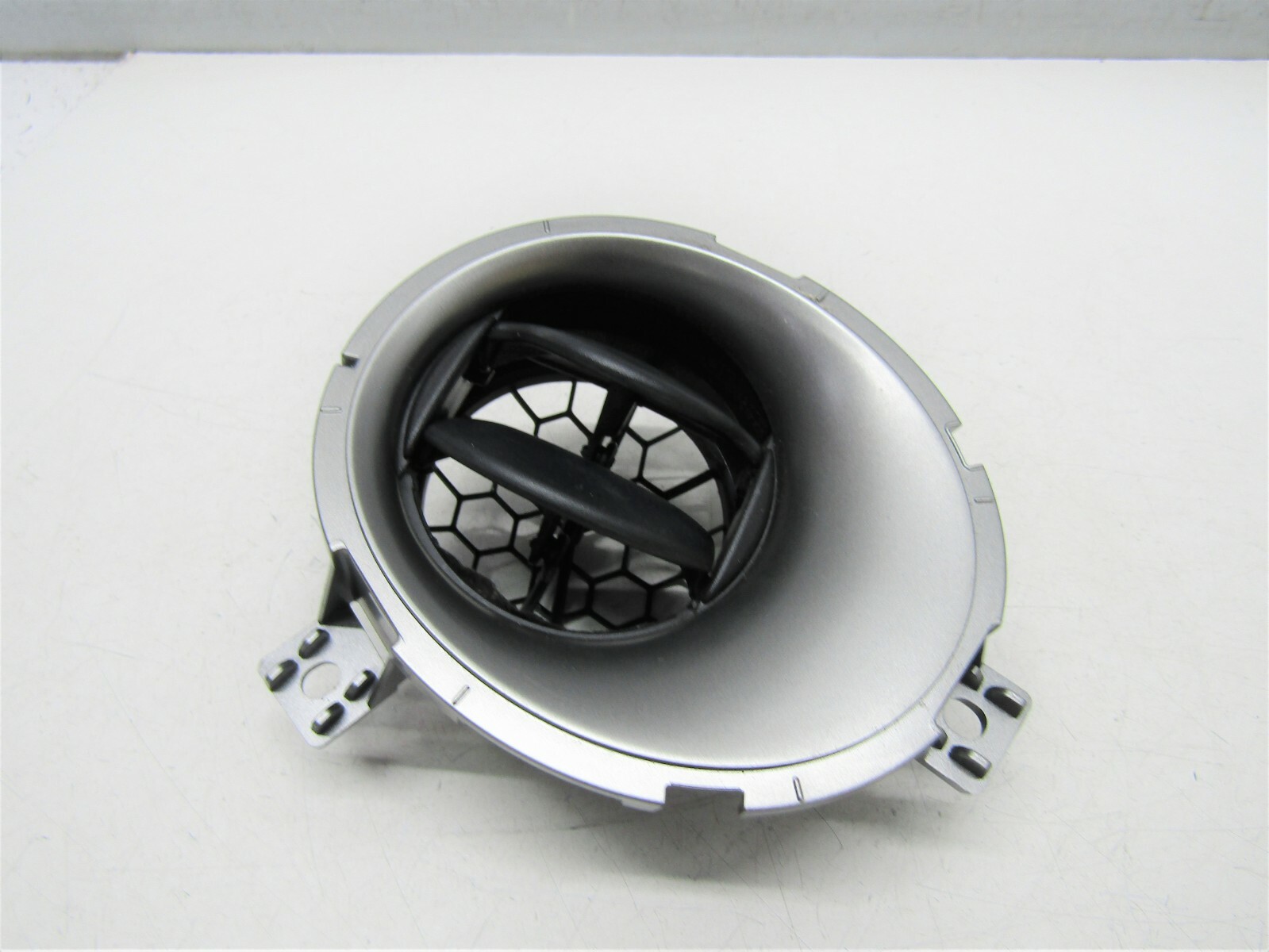 NISSAN JUKE 2010-14 OFFSIDE/RIGHT FRONT DASHBOARD AIR VENT 687601KE0A     O6038