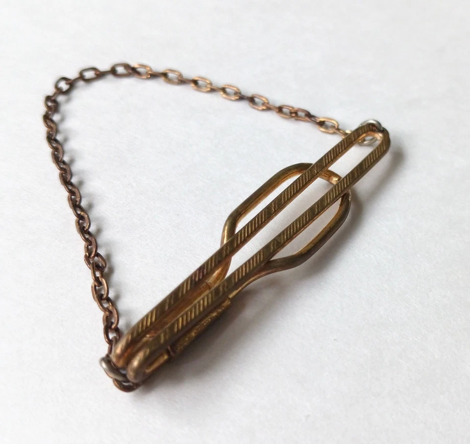 Clip de cierre de barra de corbata Hickok vintage con cadena tono latón grabado en diagonal Foto 3 de 4
