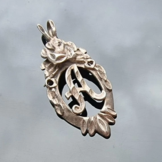 VINTAGE 925 STERLING SILVER INITIAL LETTER ''A'' FLORAL AND LEAF DESIGN PENDANT - Image 3 of 4