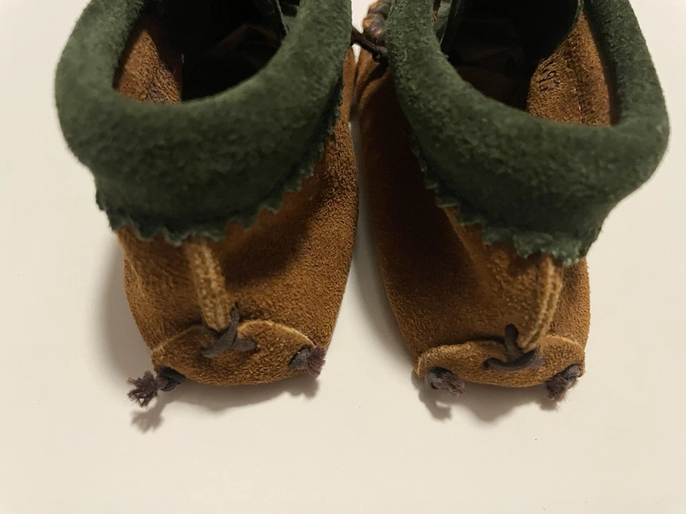 Minnetonka Bebé Niño Pequeño Botín Mocasines Marrón y Verde Gamuza Cuero Talla 4 Foto 3 de 4