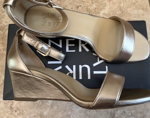 zenia wedge sandal naturalizer