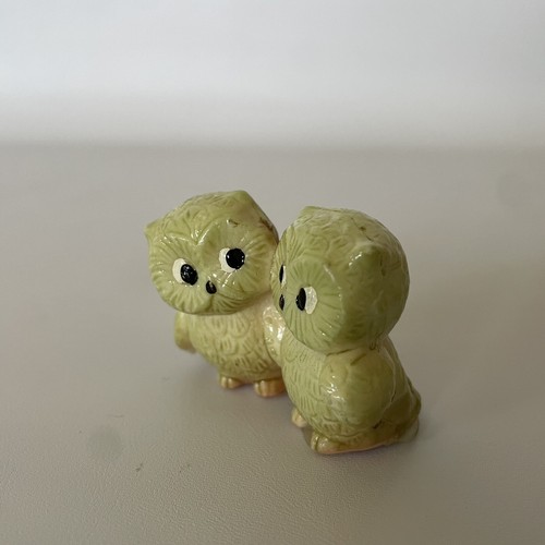 Figura de búho en miniatura vintage MCM adorable acrílico amarillo/verde - Imagen 2 de 4
