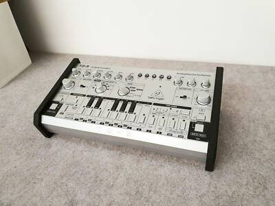 Behringer TD3 oder RD6 schwarz Valchromat Ständer aus Synthesizern und Holz