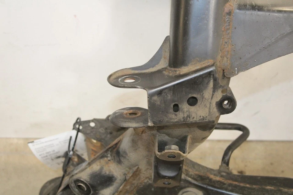 Subquadro transversal suspensão traseira Lexus GS350 AWD 2013-2020 51206-30141 FABRICANTE DE EQUIPAMENTO ORIGINAL - Imagem 4 de 4