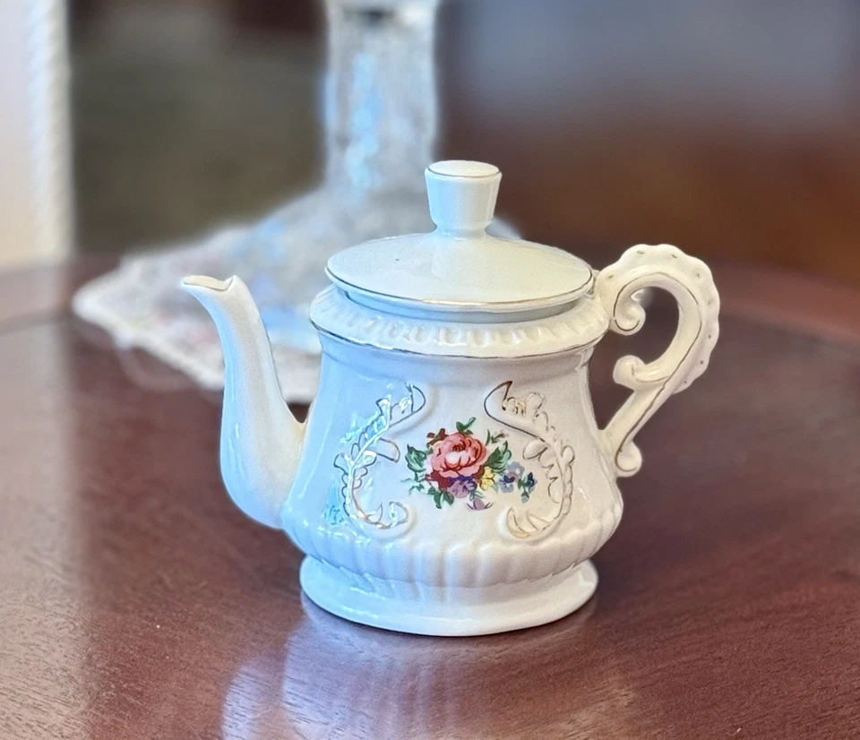 Mini tetera vintage de diseño floral Capodimonte, 4x4 pulgadas, borde dorado blanco Foto 3 de 4