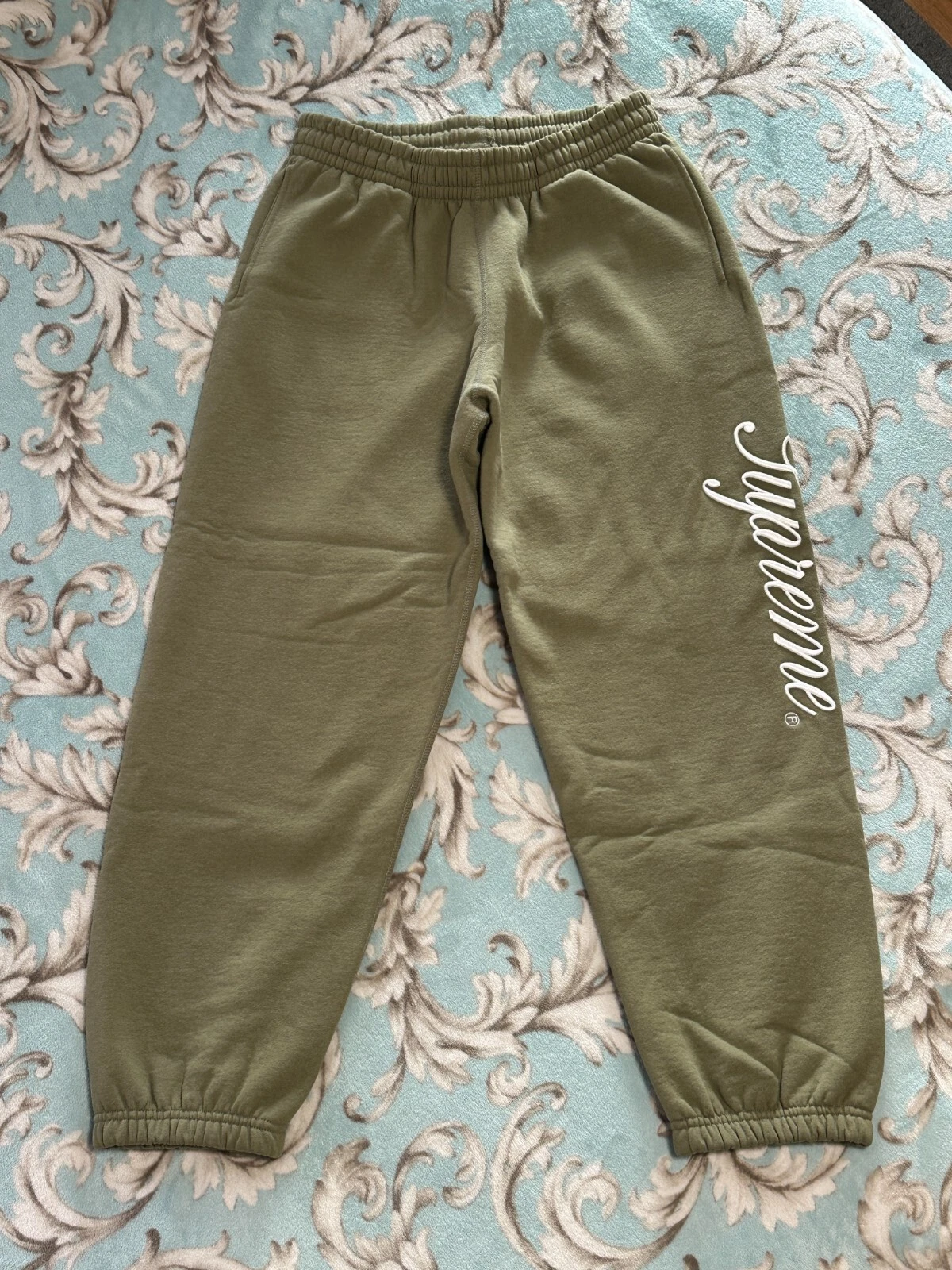 PANTALON DE SURVÊTEMENT SUPRÊME ÉCRITURE SURÉLEVÉE (OLIVE) (MOYEN) FW23 SKITTLES POLARTEC PANT