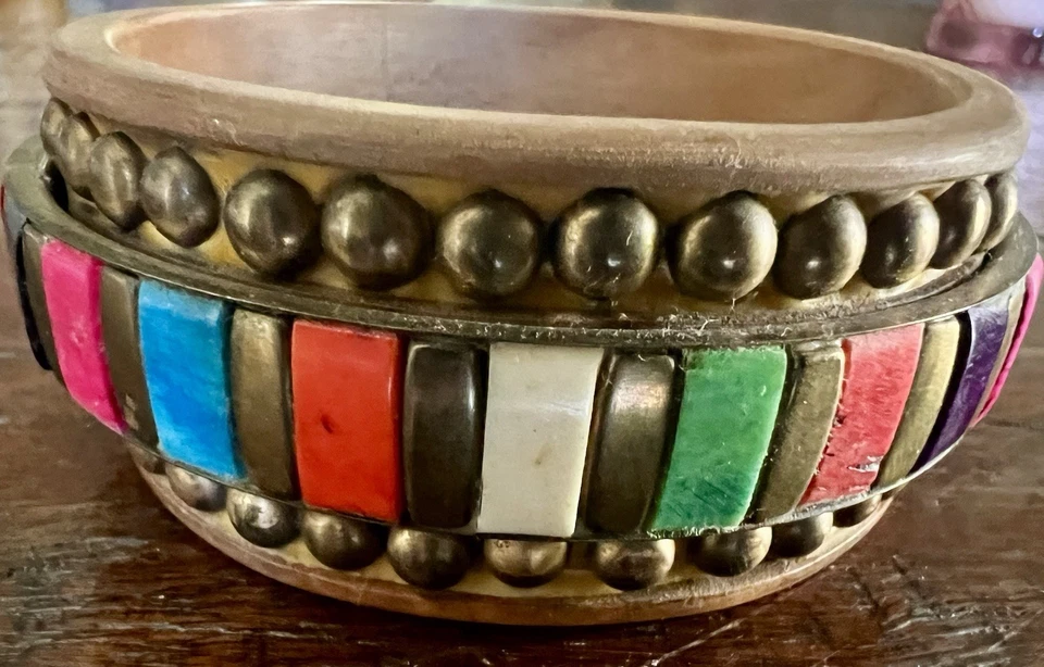 VINTAGE BRASS BEAD STUDDED NATURAL WOOD BANGLE WITH MULTICOLOUR LOZENGE DESIGN  - Image 4 of 4