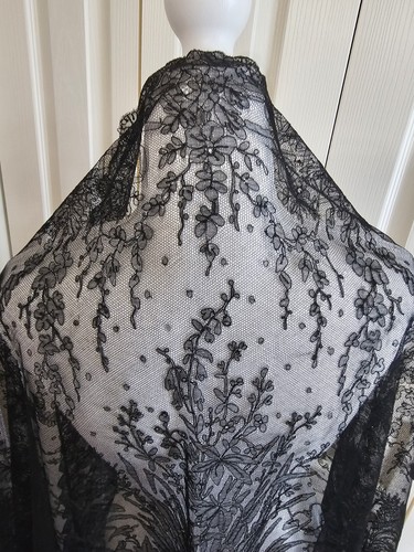 Antique Victorian Black Chantilly Lace Mourning Shawl Funeral Veil Evening Shawl - Picture 3 of 19