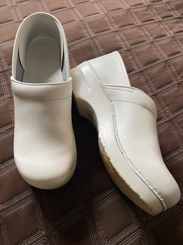 dansko nursing clogs