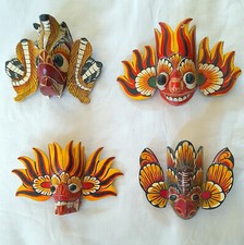 piccole maschere colorate in legno dello Sri Lanka arazzo