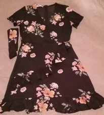 Black Floral Knee Length A-Line Dress V-Neck Short Sleeve Ruffle Accents Zip