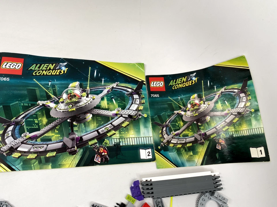 LEGO Alien Conquest 7065 Alien Mothership with Instructions No Box, Incomplete? - Image 2 of 4