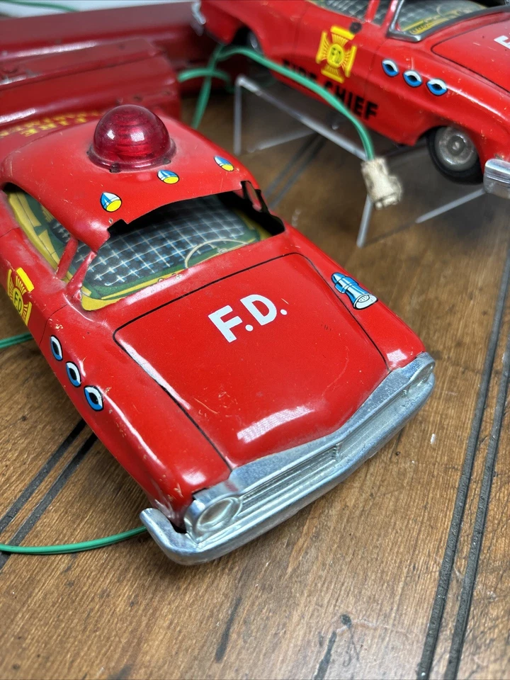 Lote de 2 COCHES DE HOJALATA VINTAGE MARX a batería SOLO PIEZAS reparación Foto 2 de 4