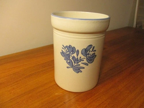 Vintage Pfaltzgraff Yorktowne Stoneware Utensil Holder. Made in USA. 6.5 in.