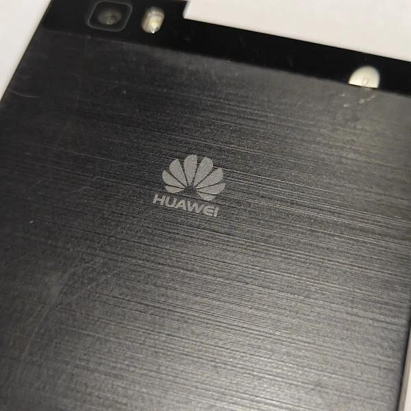 Huawei P8 Lite ALE-L21 - Funzionante, Schermo Rotto, Nessun Accessorio - Immagine 2 di 4