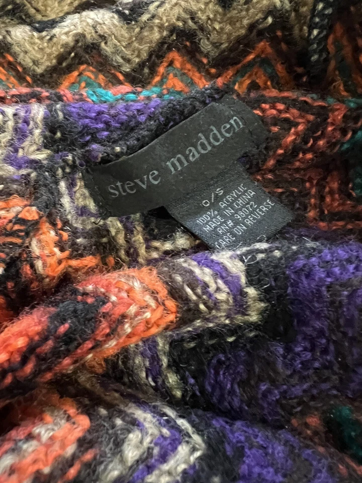 "Bufanda infinita tejida colorida Steve Madden 28"" x 32""" Foto 2 de 2