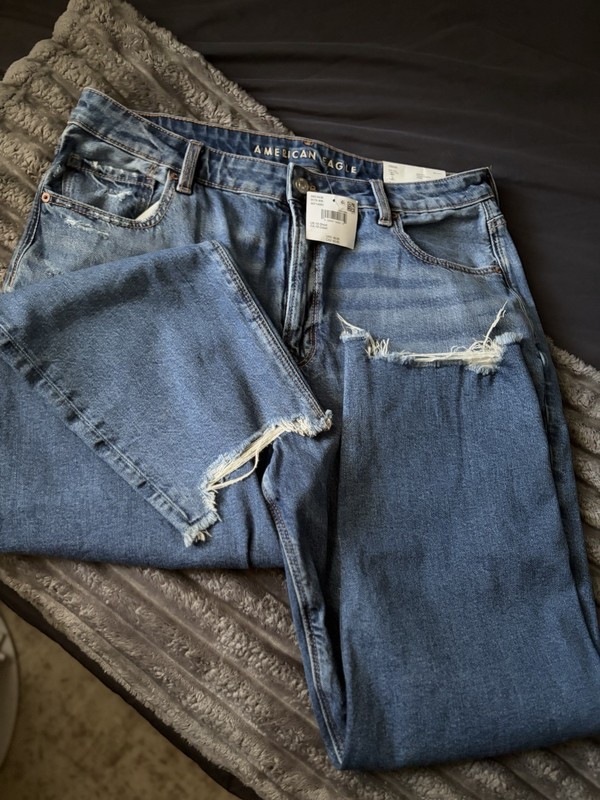 American Eagle Women's Mom Jeans Blue Distressed Denim Solid 5-Pocket Size 18