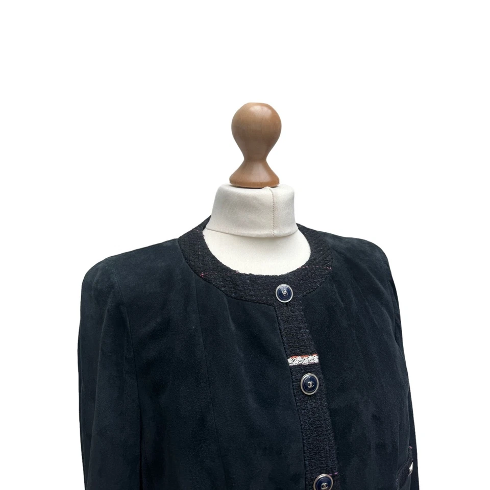 Chanel Iconic La petite veste noire  Cruise 2007 Black Suede Jacket Size 42 M - Image 2 of 4