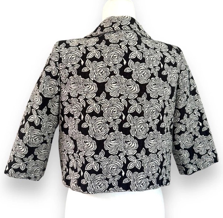 Chaqueta con Capa Recortada Nine West Jacquard Talla 8 Mangas 3/4 Negra Blanca Floral Usada en Excelente Condición Foto 4 de 4