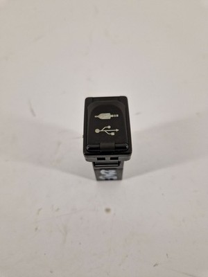 TOYOTA RAV4 XA40 aux socket plug in radio auto car audio 8619042040