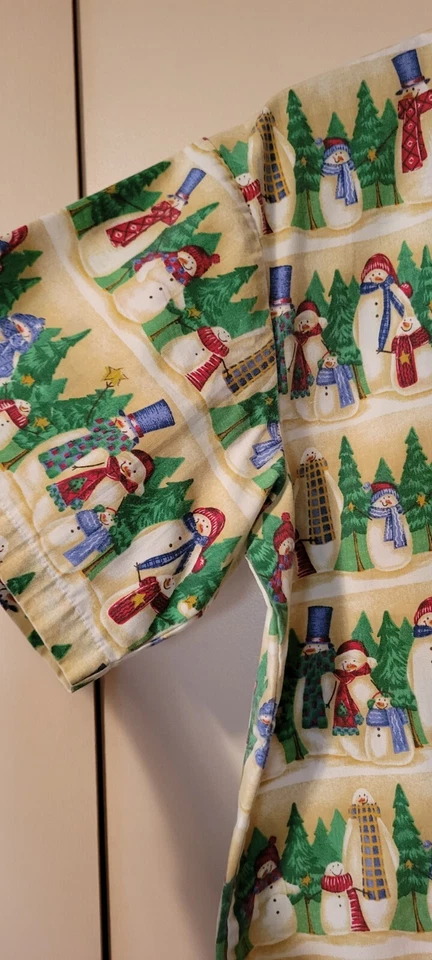 Scrub Top Shirt Womens Short Sleeve Medium Snowmen Christmas Pine Trees natural - Image 4 of 4