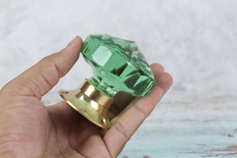 Elegante perilla de puerta de vidrio verde claro vintage con base de latón - Acento de decoración del hogar Foto 3 de 4