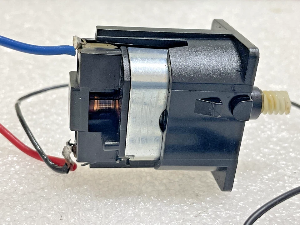 IHC HO ENGINE FOR E-8 DIESEL LOCOMOTIVES (REPLACEMENT). - Image 3 of 4