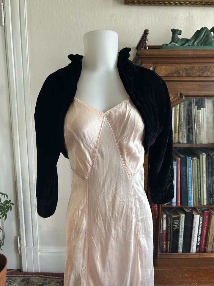 Chaqueta bolero vintage de terciopelo negro con cuello alto de los años 30 con forro rosa SM/XS Foto 2 de 4