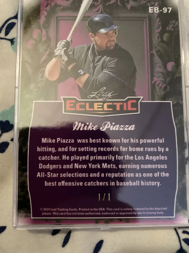 Tarjeta coleccionable de béisbol 2024 Leaf Eclectic Mike Piazza 1/1 Super Prizmatic.  Foto 2 de 3