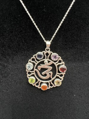 Granat Chakra Om Anhänger