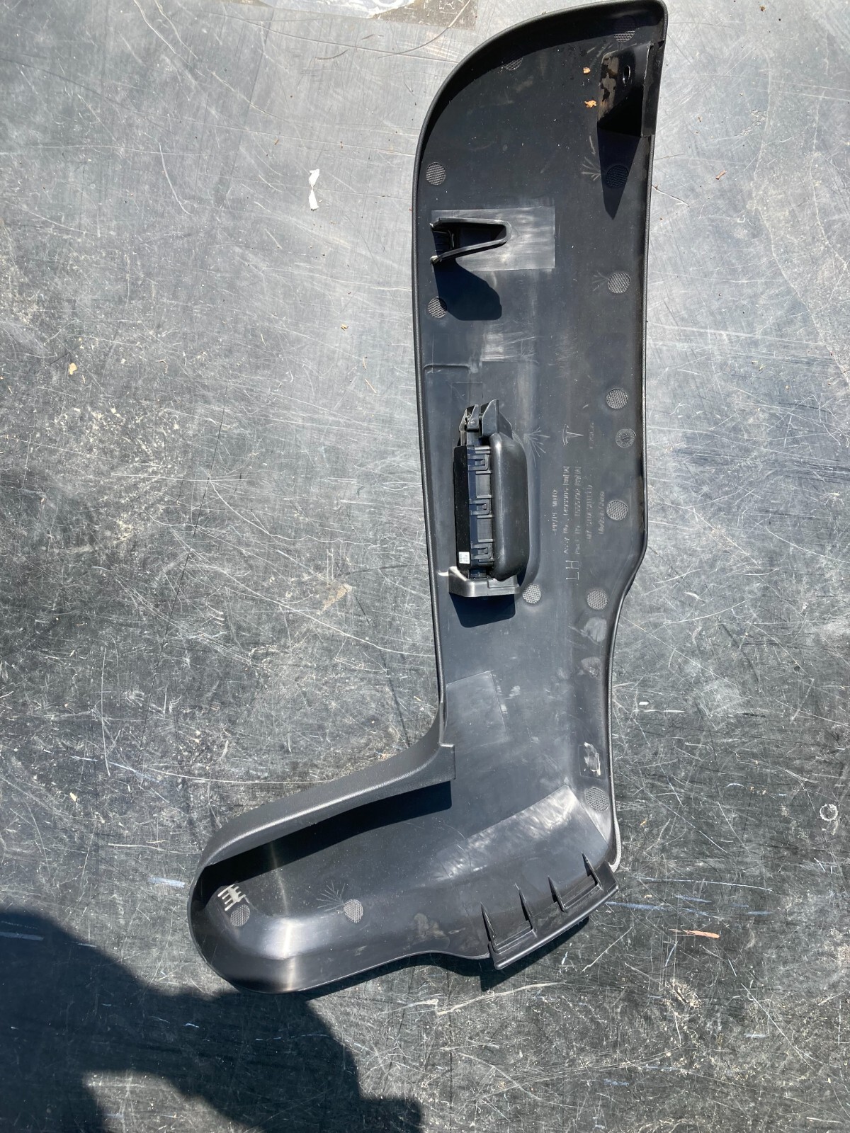 TESLA MODEL Y 7S Second Row Left Seat COVER side shield 2020 - 2023 1555792-80-A-image