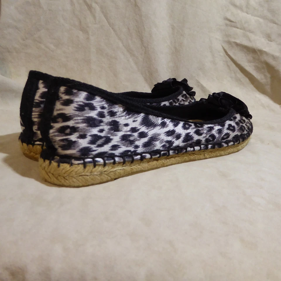 🩰 Pisos de ballet BareTraps talla 8,5 M estampado animal blanco y negro; acento floral Foto 4 de 4