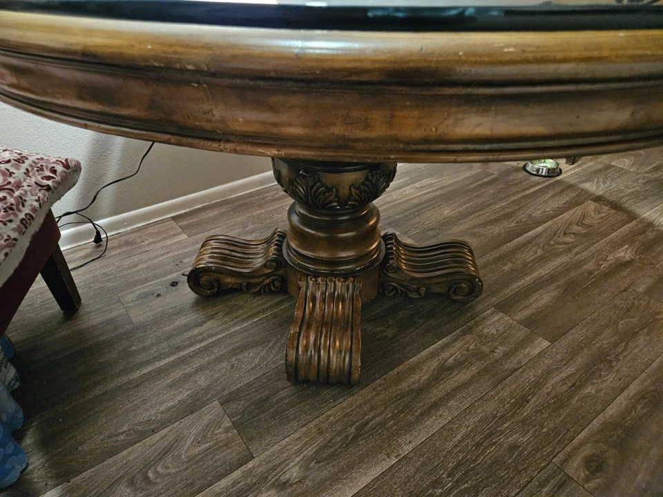 Antigua mesa de comedor tallada en caoba / 54 pulgadas de ancho, 30 pulgadas de alto, asiento 6 Foto 2 de 4