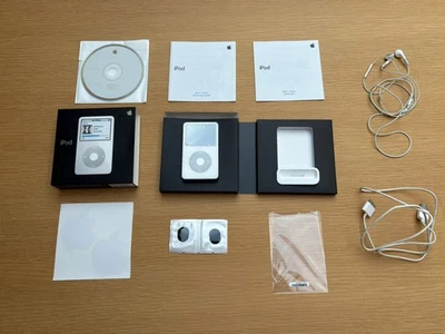 Apple iPod Classic 5th Gen 30GB White A1136 MA002FB/A - Original Box - Excellent - Image 1 of 4