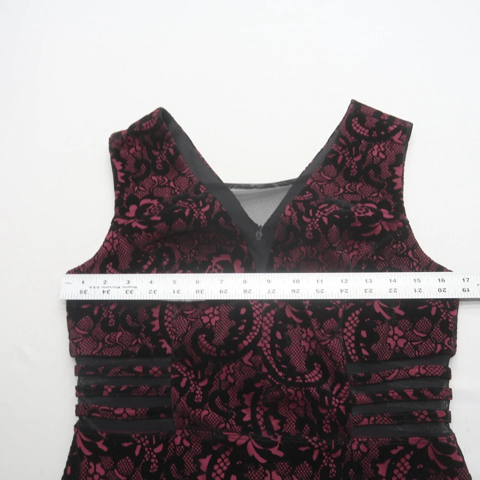 Vestido En Focus Studio 10 veludo burnout floral escuro decote V evento elegante gótico - Imagem 4 de 4