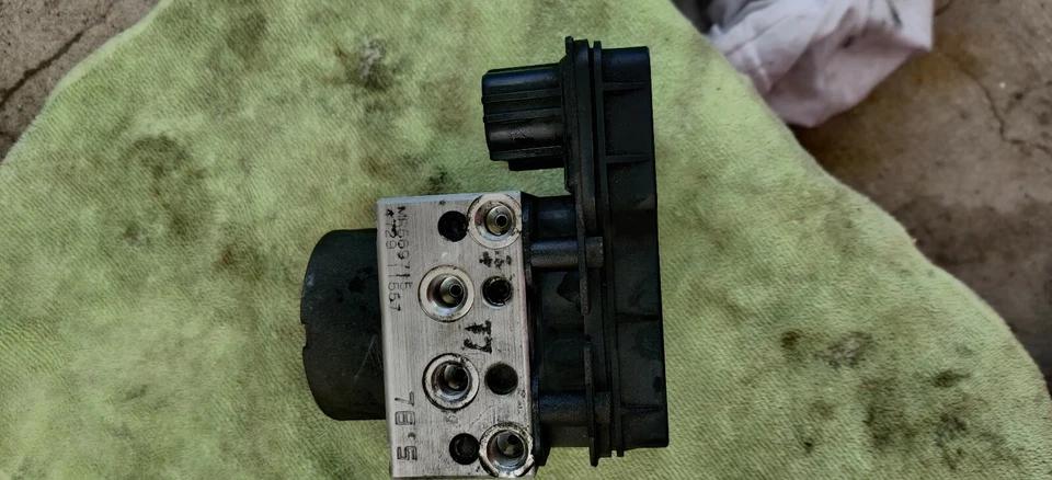 2005 MITSUBISHI ENDEAVOR LS OEM ABS PUMP MR569715 -4729-11557 - Image 3 of 4