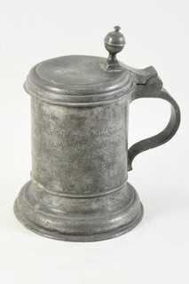 O57F20 Antiker Zinn Walzenkrug graviert datiert 1724