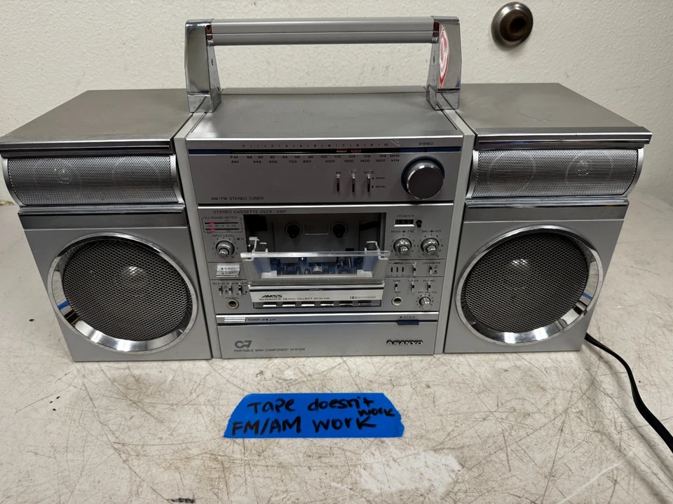 Mini sistema de componentes estéreo portátil Sanyo C-7 C7 Boombox - Foto 2 de 4