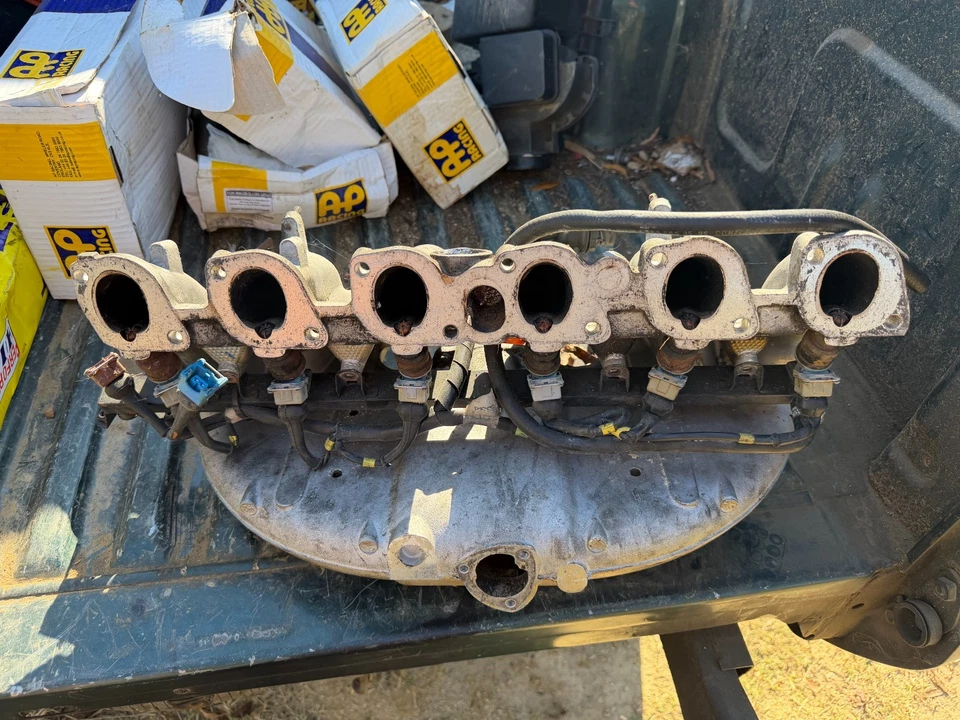 82-87 BMW 325E 528E 325 528 OEM COLECTOR DE ADMISIÓN E INYECTORES DE RIEL DE INYECCIÓN DE COMBUSTIBLE Foto 2 de 3