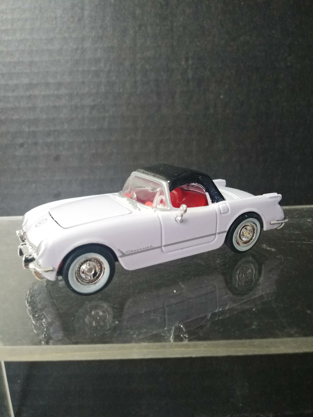 1/55 1957 CHEVROLET CORVETTE WHITE W/BLACK HARD TOP