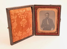 ANTIQUE MILITARY CIVIL WAR TINTYPE PHOTOGRAPH IN ORIGINAL CASE * SOLDIER w/HAT