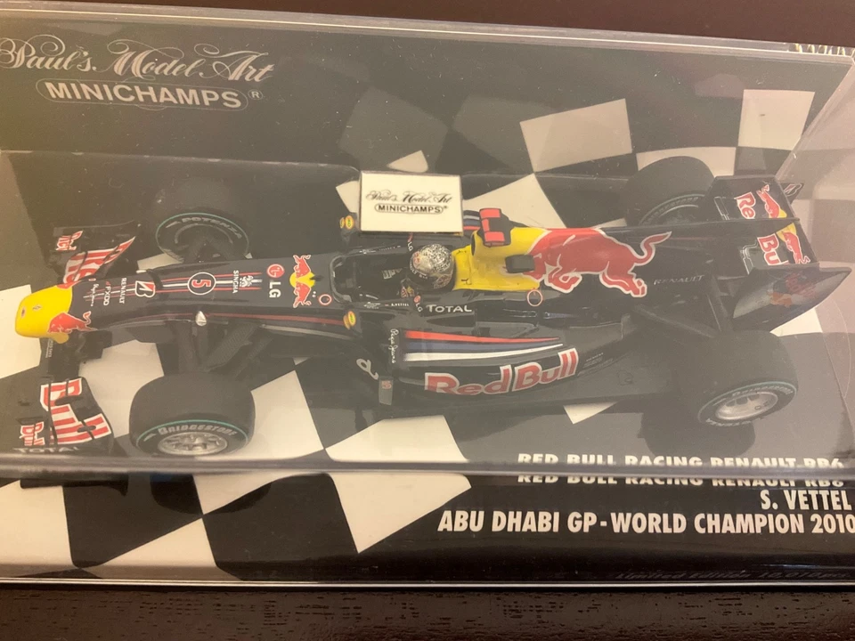 Minichamps 1:43 Red Bull Renault RB6 #5 Vettel 2010 Abu Dhabi GP Winner 1st WDC - Image 3 of 4